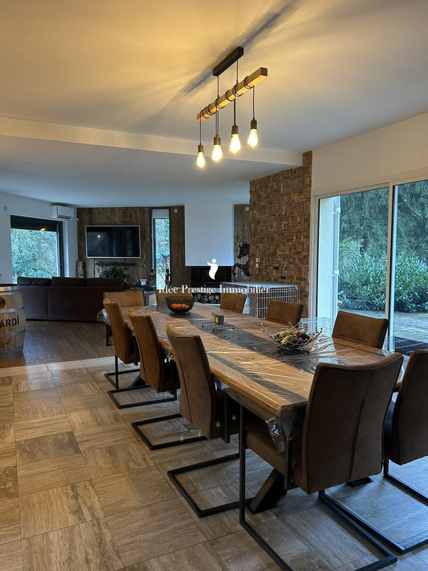 Maison - 220 m² - 9 pièces