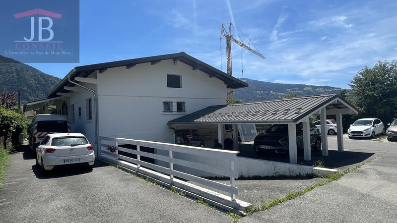 Maison - 233 m² - 9 pièces