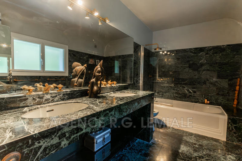 Maison - 180 m² - 7 pièces