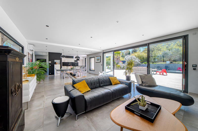 Maison - 325 m² - 8 pièces