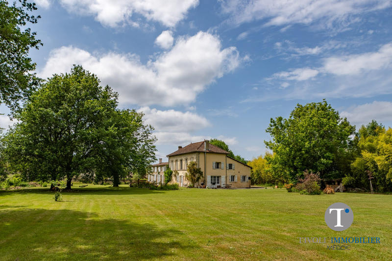 Maison - 530 m² - 10 pièces