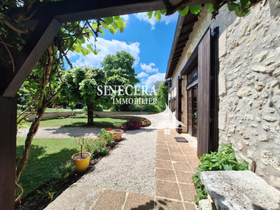 Maison - 230 m² - 8 pièces