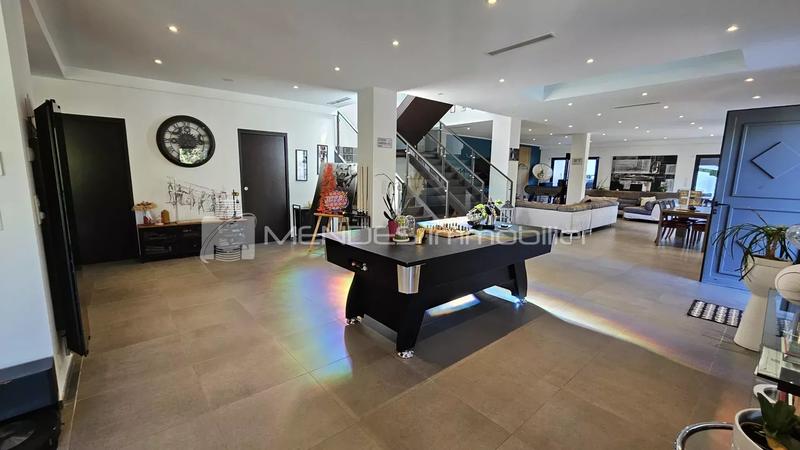 Villa - 353 m² - 6 pièces