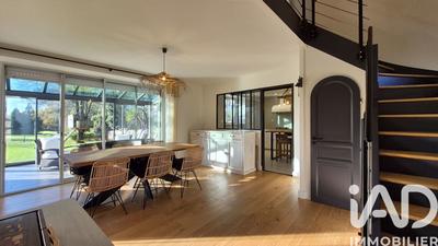 Maison - 240 m² - 9 pièces