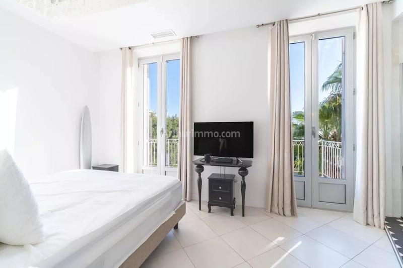 Maison - 400 m² - 7 pièces