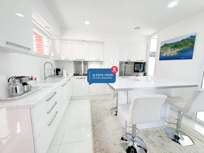 Maison - 208 m² - 10 pièces