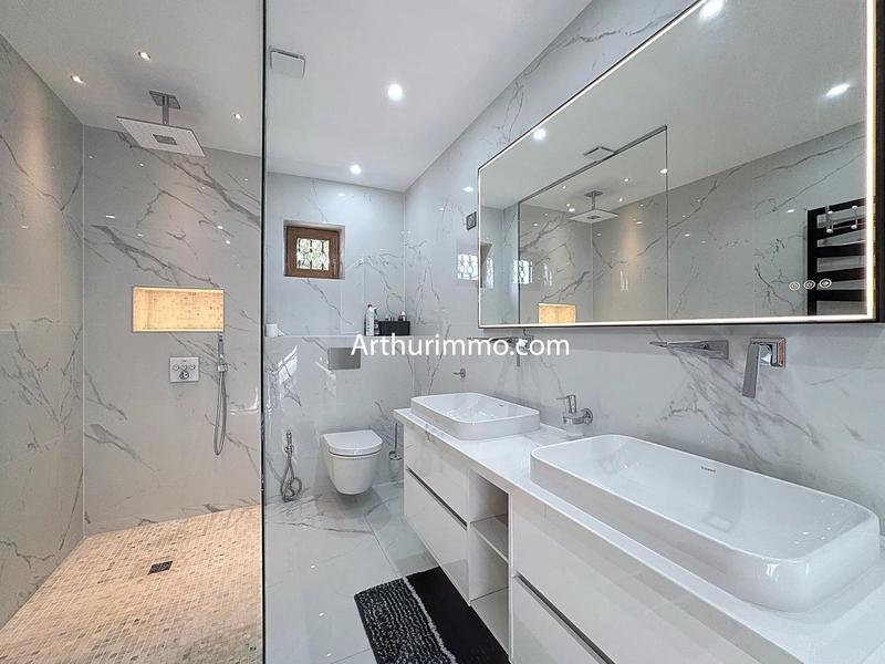 Maison - 232 m² - 9 pièces