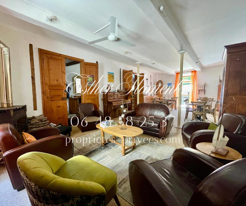 Maison - 337 m² - 9 pièces