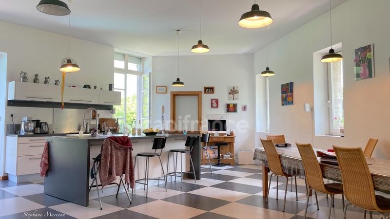 Maison - 250 m² - 6 pièces