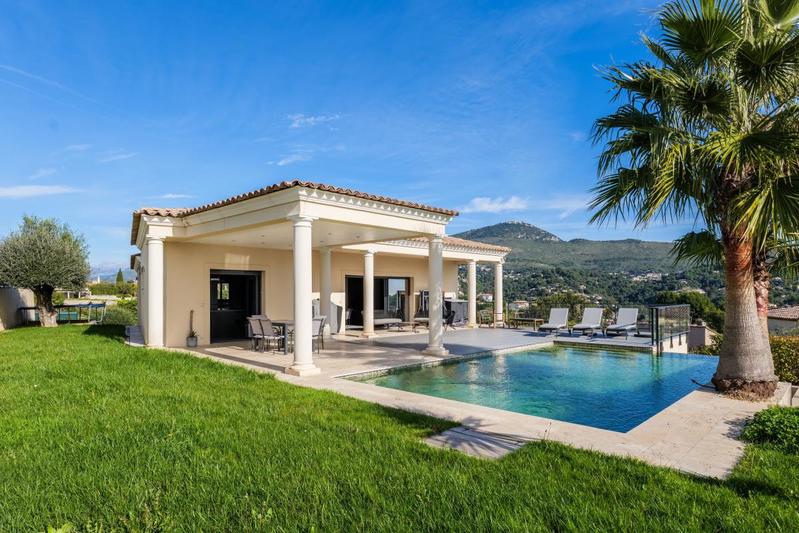 Maison - 250 m² - 6 pièces