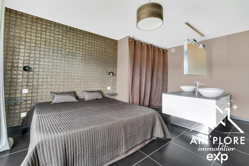 Maison - 270 m² - 10 pièces