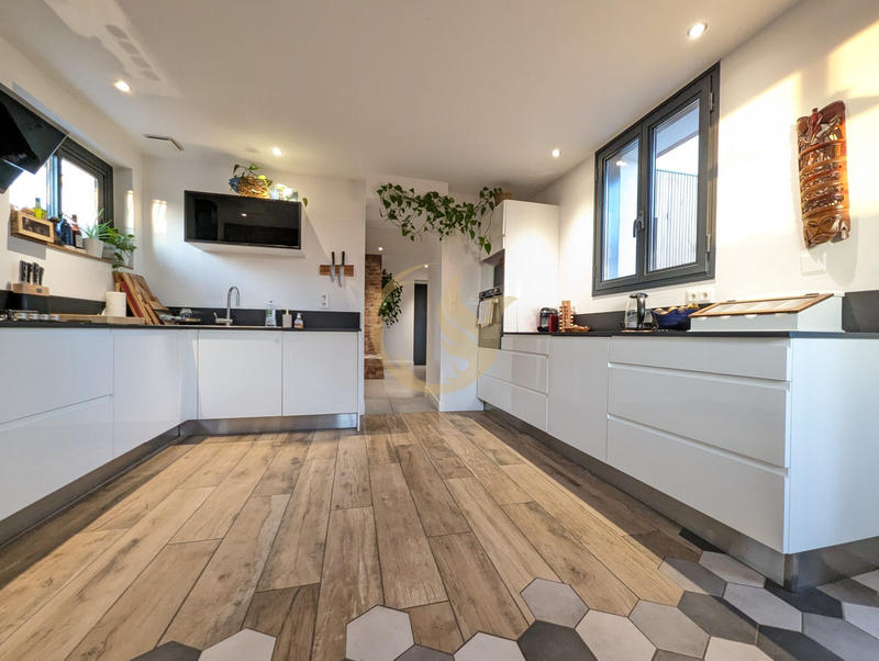 Maison - 230 m² - 8 pièces