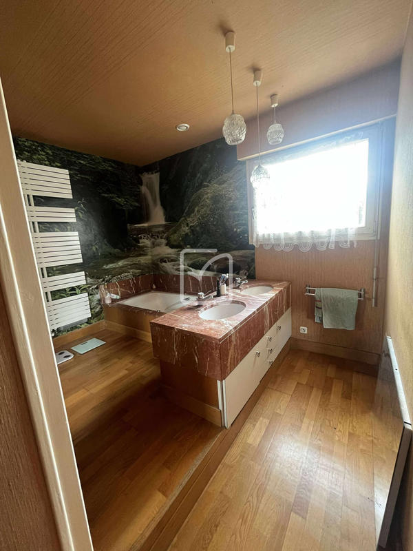 Maison - 180 m² - 7 pièces