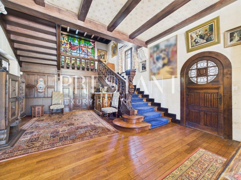 Maison - 470 m² - 15 pièces