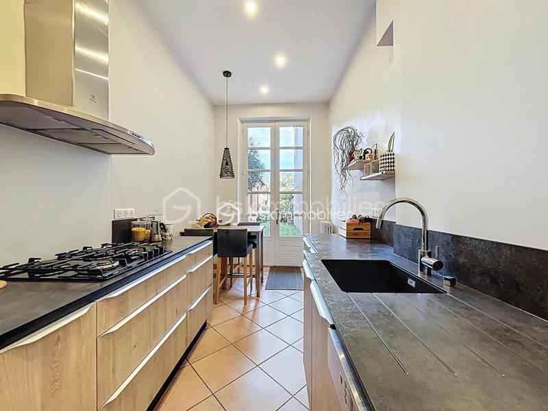 Propriété - 244 m² - 9 pièces