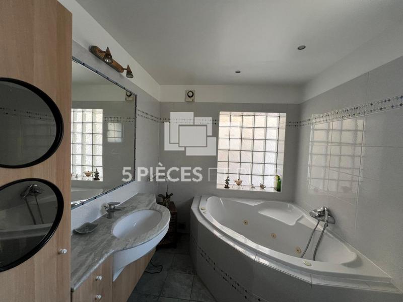 Maison - 200 m² - 7 pièces