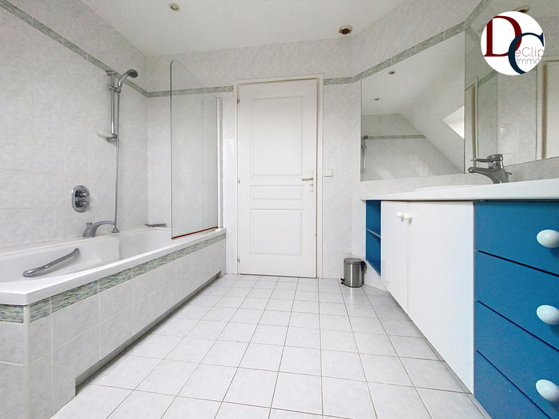 Maison - 242 m² - 8 pièces