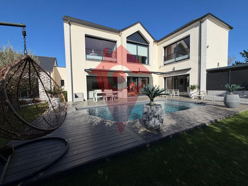 Maison - 212 m² - 7 pièces