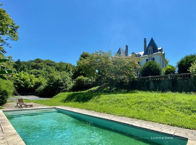 Château - 520 m² - 15 pièces