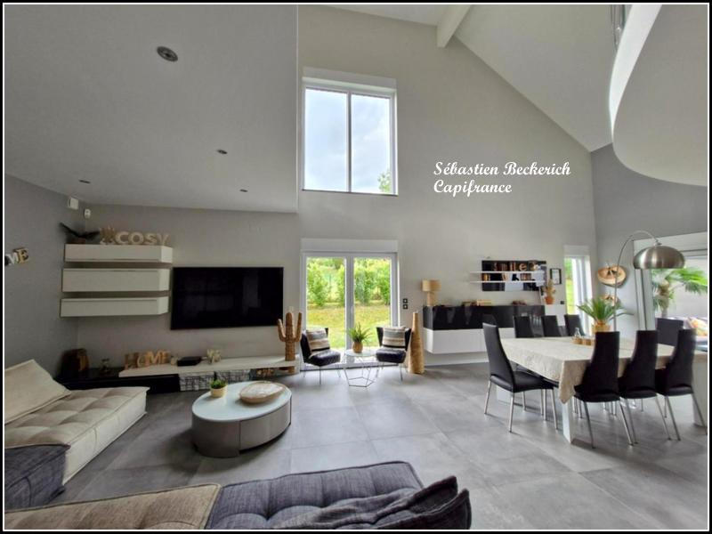 Maison - 240 m² - 8 pièces