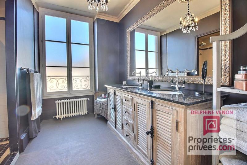 Propriété - 275 m² - 8 pièces