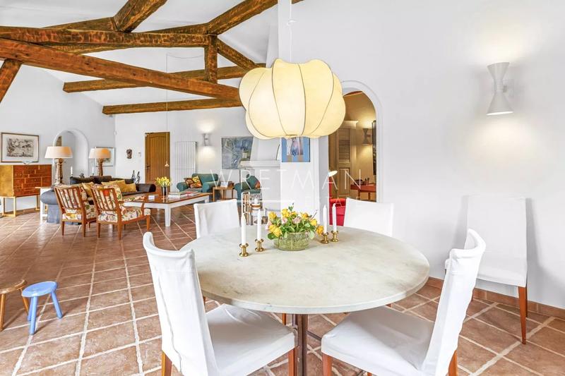 Maison - 218 m² - 8 pièces