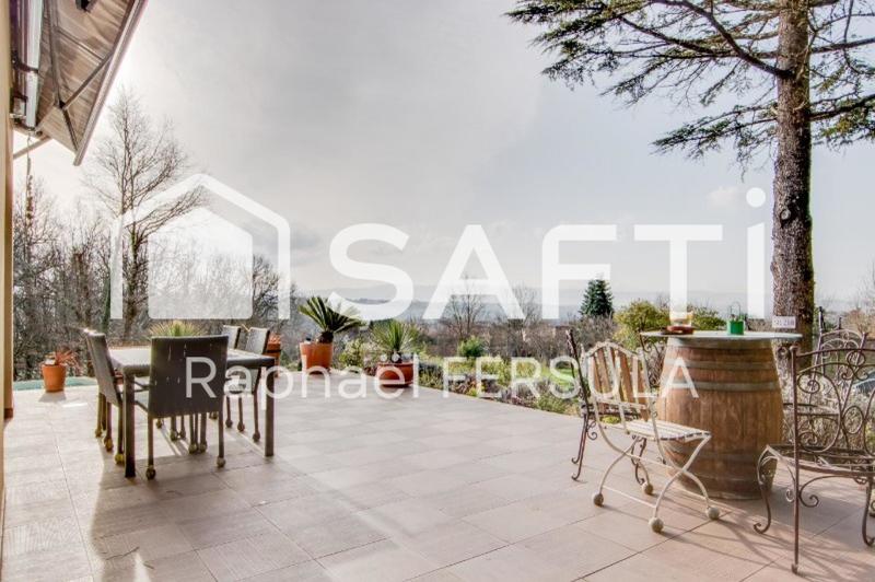 Maison - 230 m² - 6 pièces