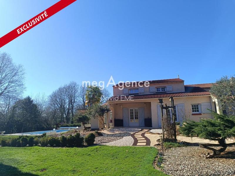 Maison traditionnelle - 212 m² - 8 pièces