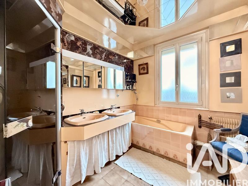 Maison - 230 m² - 8 pièces