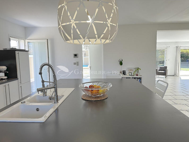 Maison - 2 001 m² - 4 pièces