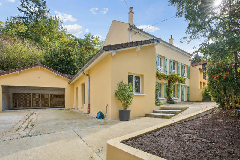 Maison - 210 m² - 10 pièces