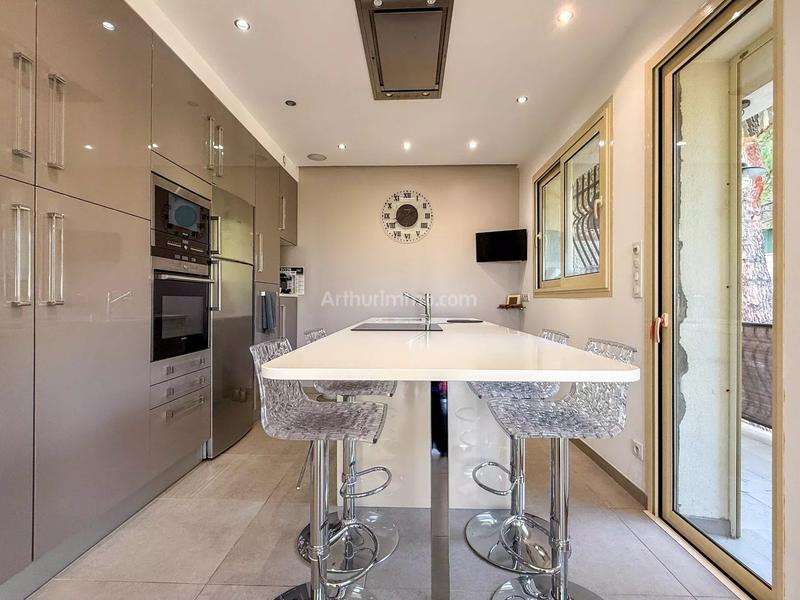 Appartement - 166 m² - 6 pièces