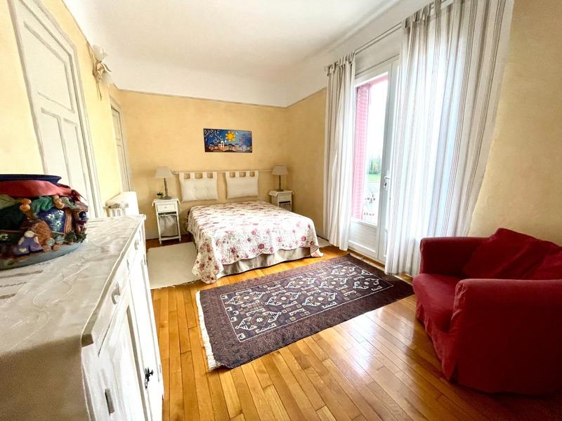 Maison - 225 m² - 9 pièces