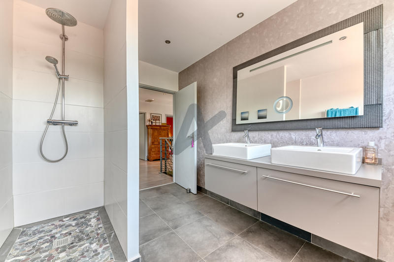 Maison - 217 m² - 6 pièces