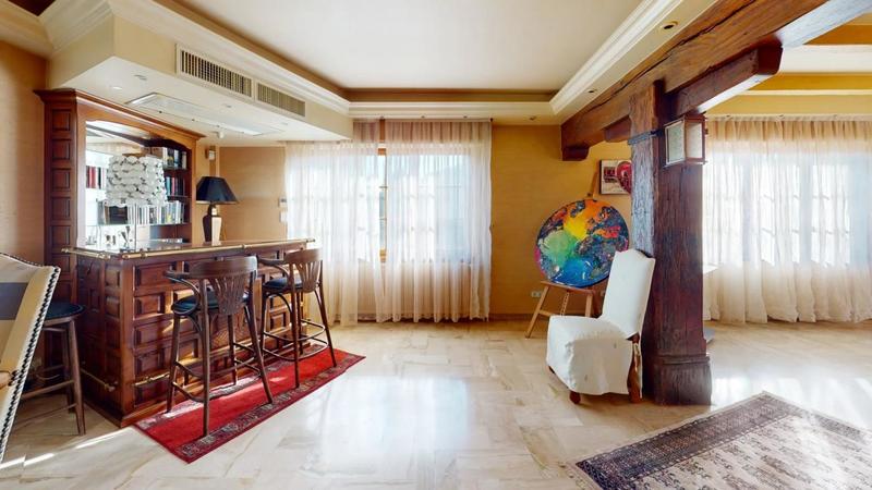 Maison - 210 m² - 7 pièces