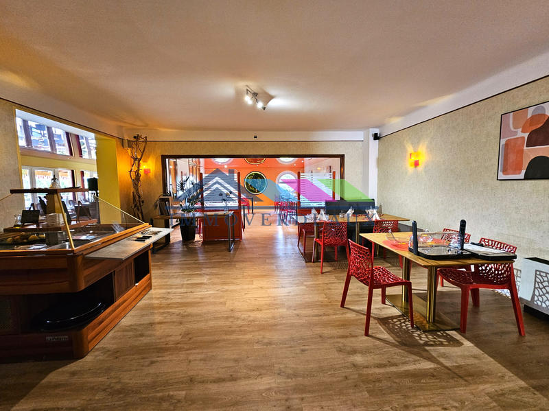 Local commercial - 1 800 m² - 25 pièces