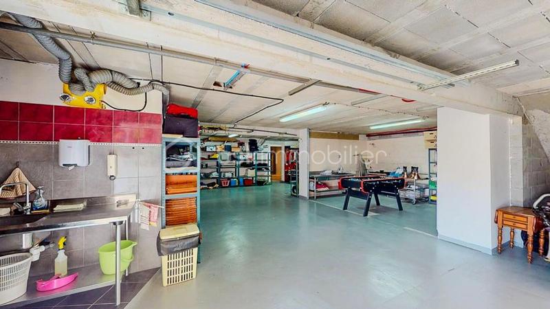 Maison - 311 m² - 10 pièces