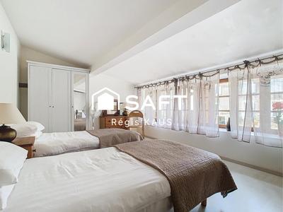 Maison - 296 m² - 12 pièces