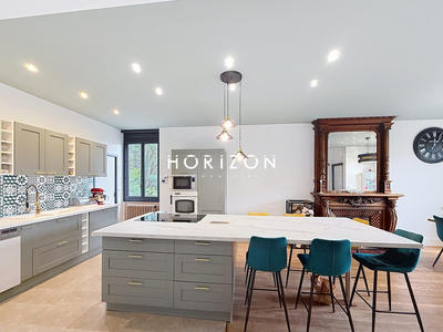 Maison - 202 m² - 7 pièces