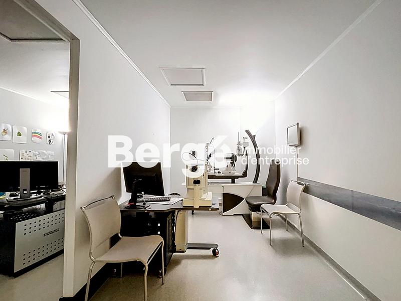 Local commercial - 235 m² - 18 pièces