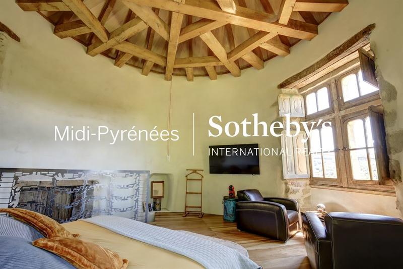 Château - 1 200 m² - 35 pièces