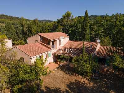 Villa - 252 m² - 6 pièces
