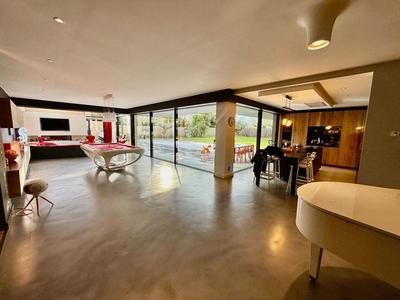 Propriété - 307 m² - 8 pièces