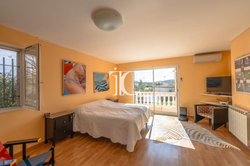 Maison - 200 m² - 6 pièces