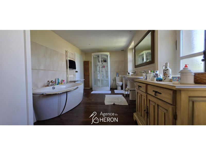 Maison - 374 m² - 10 pièces