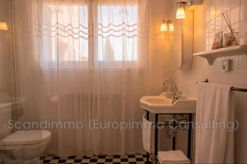 Maison - 250 m² - 9 pièces