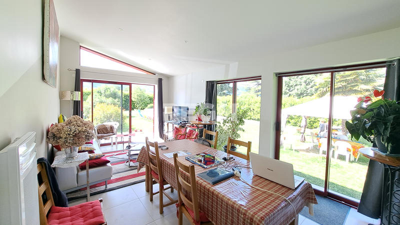 Maison - 240 m² - 8 pièces