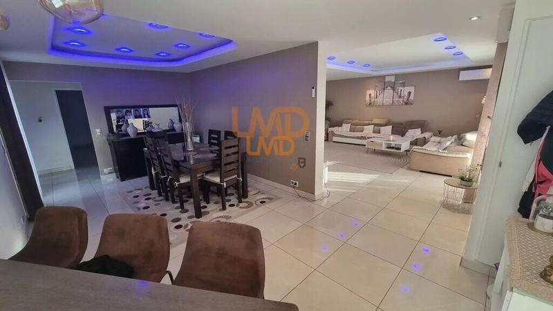 Propriété - 250 m² - 7 pièces