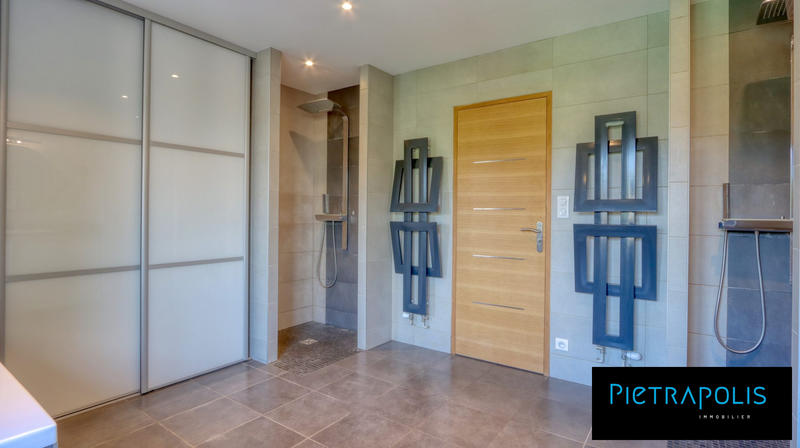 Maison - 270 m² - 9 pièces