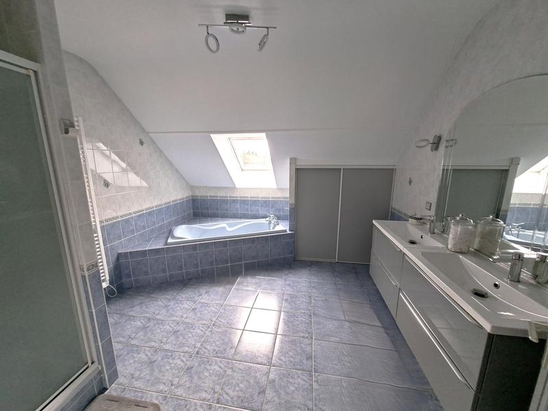 Maison traditionnelle - 181 m² - 9 pièces